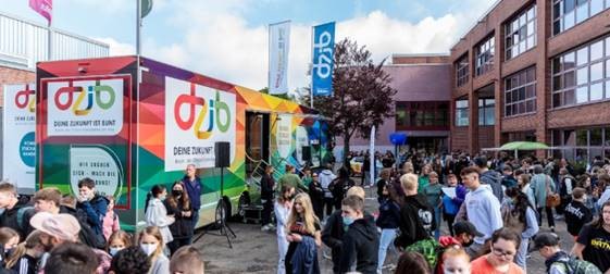 Nachwuchsinitiative „Deine Zukunft ist bunt“ ruft "School-Tour" eine Aktion ins Leben